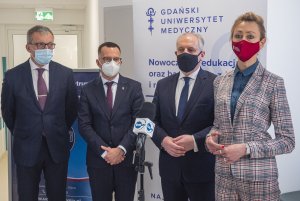 Otwarcie budynku klinicznego nr 2. Na zdjęciu (od lewej): dyrektor UCMMiT prof. Marcin Renke, prof. Marcin Gruchała, rektor Gdańskiego Uniwersytetu Medycznego, wojewoda pomorski Dariusz Drelich i wicemarszałkini województwa pomorskiego Agnieszka Kapała-Sokalska//fot. Paweł Sudara, mat. pras. GUMed