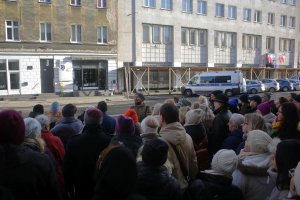 Tłum ludzi z przewodnikiem