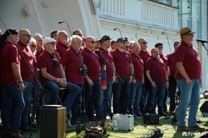 Występ chóru Zawisza Czarny w muszli na placu Grunwaldzkim