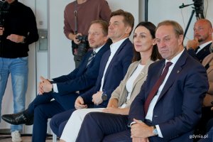 Od lewej: Wojciech Wrochna - sekretarz stanu w Ministerstwie Energii, Marek Woszczyk - prezes zarządu sp&oacute;łki Polskie Elektrownie Jądrowe, wojewoda pomorska Beata Rutkiewicz oraz marszałek wojew&oacute;dztwa pomorskiego Mieczysław Struk podczas otwarcia gdańskiego biura firmy Bechtel