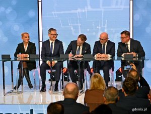 Od prawej: Robert Świerzyński – prezes zarządu spółki Energa Operator, Ireneusz Fąfara – prezes zarządu grupy Orlen, Sławomir Staszak – prezes zarządu Energi SA, Mirosław Czekaj – prezes Banku Gospodarstwa Krajowego oraz Marta Postuła – pierwsza wiceprezes Banku Gospodarstwa Krajowego podpisujący umowę na program modernizacji i cyfryzacji sieci energetycznej w północnej i środkowej Polsce
