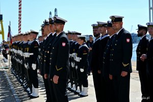 Kompania Reprezentacyjna Marynarki Wojennej i przedstawiciele Marynarki Wojennej podczas uroczystości chrztu okrętu ORP &bdquo;Wicher&rdquo; 
