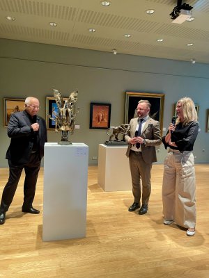 Wojciech Siudmak - malarz i rzeźbiarz oraz dr Anna Śliwa z Muzeum Miasta Gdyni i Dominik Zieliński - dyrektor zarządzający galerii i domu aukcyjnego „ToTuart” podczas wernisażu wystawy „Siudmak. Wokół Diuny” w Muzeum Miasta Gdyni 