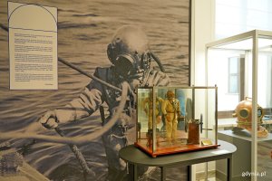 Eksponaty i jedna z plansz na wystawie &bdquo;Gdynia x 10&rdquo; w Senacie RP 