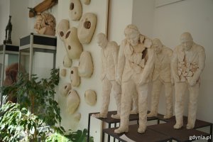 Rzeźby uczniów na korytarzu szkoły