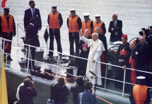 Papież na pokładzie ORP MEWA. // fot. ze zbioru Z. Belki