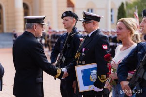 Rektor-komendant Akademii Marynarki Wojennej kadm. prof. dr hab. Tomasz Szubrycht gratulujący wyr&oacute;żnionym podchorążym oraz ich rodzinom