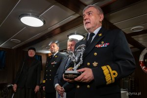 Kontradmirał prof. dr hab. Tomasz Szubrycht, rektor-komendant Akademii Marynarki Wojennej w Gdyni. Wręczenie pierwszej statuetki &ndash; nagrody im. komandora Macieja Janiaka na pokładzie ORP &bdquo;Błyskawica&rdquo; (fot. Kamil Złoch)