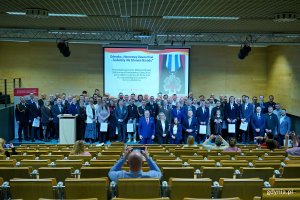 Odznaczeni honorowi dawcy krwi z Gdyni wraz z wiceprezydentem Tomaszem Augustyniakiem i dr hab. Marleną Robakowską &ndash; dyrektor Regionalnego Centrum Krwiodawstwa i Krwiolecznictwa w Gdańsku podczas gali (fot. Magdalena Czernek)