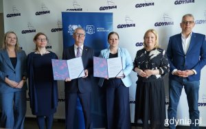 Na zdjęciu (od lewej): pracownik administracyjny Politechniki Gdańskiej Julia Olechno, prodziekan ds. nauki dr hab. inż. arch. Karolina Krośnicka, dziekan Wydziału Architektury Politechniki Gdańskiej prof. dr hab. inż. arch. Jakub Szczepański, prezydent Gdyni Aleksandra Kosiorek, wiceprezydentka Gdyni Oktawia Gorzeńska, konserwator zabytków Robert Hirsch (fot. Magdalena Starnawska)