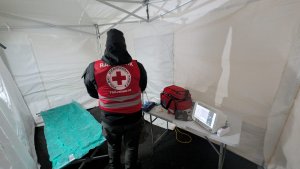 W miniony weekend przy gdyńskim dworcu uruchomiono doraźny punkt pomocy humanitarnej i medycznej (fot. Grupa Ratownictwa Specjalnego PCK Tr&oacute;jmiasto)