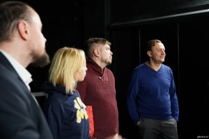 Mariusz Bzdęga, dyrektor zarządzający ds. kultury i aktywności mieszkańc&oacute;w, Dominik Aziewicz, radny miasta oraz Kordian Kulaszewicz z GRK  podczas zwiedzania Teatru Miejskiego