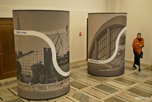 Ekspozytory prezentujące historię Gdyni w latach 1986-1996 i 2006-2016 i oglądająca je Maja Wagner &ndash; naczelnik Wydziału Kultury Urzędu Miasta Gdyni (