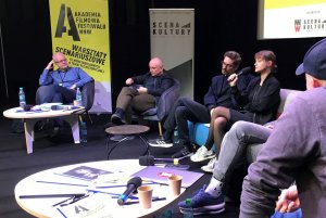Goście festiwalu NNW 2023 wypowiadający się na scenie podczas panelu