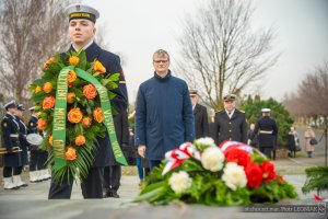Wiceprezydent Gdyni Rafał Geremek składający kwiaty podczas uroczystości upamiętniających marynarzy represjonowanych przez władze komunistyczne w okresie powojennym