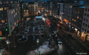 świąteczne iluminacje w mieście, widok z góry, ruch uliczny