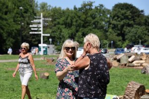 Bożena Zglińska, dyrektor Centrum Aktywności Seniora w Gdyni rozmawia z kobietą