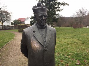 Usunięto już swastykę z pomnika ks. Zawackiego, fot. materiały prasowe 