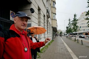 Przewodnik Jarosław Kaczmarczyk podczas premierowego spaceru szlakiem UNESCO na ul. 10 Lutego