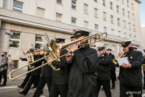 Orkiestra Reprezentacyjna Marynarki Wojennej podczas obchodów 20. Dnia Papieskiego w Gdyni. Grają na rożnego rodzaju instrumentach. W tle budynek Urzędu Miasta Gdyni // fot. Karol Stańczak 