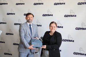 Prezes Zarządu sp&oacute;łki Zarząd Morskiego Portu Gdynia S.A. Piotr Gorzeński przekazał 100 voucher&oacute;w dla mieszkańc&oacute;w na zwiedzanie portu