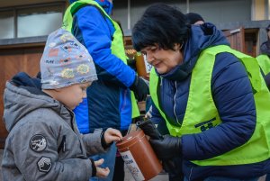 Międzydzielnicowe wsparcie dla „Bursztynowej Przystani”, kwesta na Hali Targowej w Gdyni, wolontariuszka Zofia Gregor przewodniczący rady dzielnicy Grabówek, fot. Dzielnice #wgdyni