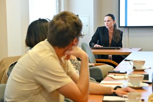 Agnieszka Majewska – kierowniczka Działu Zatrudnienia i Doradztwa Zawodowego Powiatowego Urzędu Pracy w Gdyni oraz inni uczestnicy spotkania „Edukacja i rynek pracy – uczniowie w obliczu zawodowych wyzwań” zorganizowanego przez Powiatowy Urząd Pracy w Gdyni