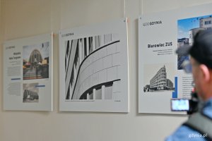 Plansze będące elementami wystawy &bdquo;Gdynia Miasto Modernizmu&rdquo; prezentowanej w Galerii Ratusz na pierwszym piętrze gł&oacute;wnego budynku Urzędu Miasta Gdyni 