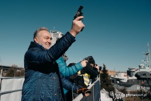 Prezydent Gdyni Wojciech Szczurek daje sygnał do startu Onico Gdynia Półmaratonu