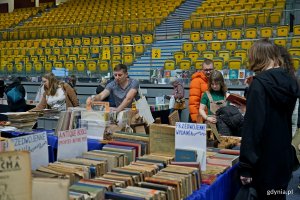 Uczestnicy Targ&oacute;w Książki w Gdyni odwiedzający stoiska wydawc&oacute;w 