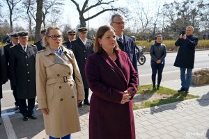 Delegacja gdyńskich samorządowc&oacute;w składająca kwiaty pod tablicą Marynarzy Polskich Zamordowanych na Wschodzie. Od lewej: radna miasta Agnieszka Tokarska, prezydent Gdyni Aleksandra Kosiorek i wiceprezydent Rafał Geremek