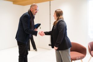 Prezydent Gdyni, Aleksandra Kosiorek podziękowała autorowi za prezent dla miasta