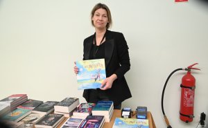 Kobieta prezentuje kolorową książkę