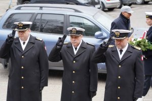 Kwiaty składają przedstawiciele Marynarki Wojennej RP