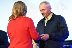 Uroczystość wręczenia odznak honorowych w Sali Koncertowej Portu Gdynia w ramach gdyńskich obchodów 45. rocznicy zakończenia strajków i podpisania porozumień sierpniowych (fot. Michał Puszczewicz)