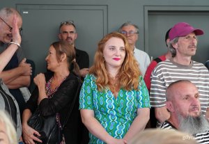 Na zdjęciu w centrum muzealniczka Weronika Mojska zaangażowana w projekt aktywności wok&oacute;ł życia i tw&oacute;rczości Kazimierza Ostrowskiego 