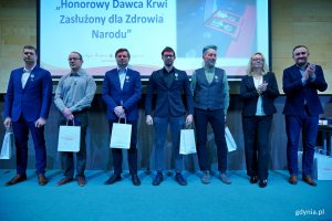Odznaczeni honorowi dawcy krwi z Gdyni wraz z wiceprezydentem Tomaszem Augustyniakiem i dr hab. Marleną Robakowską &ndash; dyrektor Regionalnego Centrum Krwiodawstwa i Krwiolecznictwa w Gdańsku podczas gali 