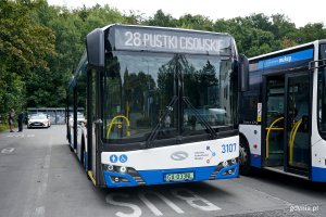 Trolejbus linii 28 parkujący na pętli przy szpitalu w Redłowie 