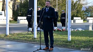 Na pierwszym planie: Wiceprezydent Gdyni Marek Łucyk przemawia podczas uroczystości z okazji 81. rocznicy utworzenia Armii Krajowej, które odbyły się na skwerze Kościuszki. W tle ustawieni w rzędzie marynarze oraz drzewa // fot. Magdalena Czernek