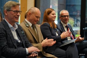 Na zdjęciu (od lewej): prezes zarządu IGCP Jacek Szymczak, zastępca nadleśniczego Nadleśnictwa Gdańsk Mariusz Tokarczyk, prezydent Gdyni Aleksandra Kosiorek, rektor UG prof. dr hab. Piotr Stepnowski (fot. Magdalena Starnawska)