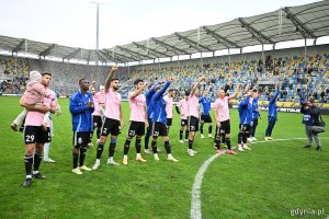 Piłkarze Arki Gdynia w różowych koszulkach dziękują kibicom