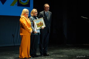 Przedstawicielka organizatora festiwalu Globaltica. Gala wręczenia nagród Gryfów Pomorskich za rok 2024 połączona z obchodami Światowego Dnia Turystyki w Operze Bałtyckiej w Gdańsku (fot. Kamil Złoch)