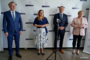 Od lewej: Wojciech Folejewski – prezes zarządu spółki OPEC, prezydent Gdyni Aleksandra Kosiorek, Mariusz Michałek – wiceprezes zarządu PGE Energia Ciepła oraz Ewa Barszcz – dyrektor oddziału Wybrzeże PGE Energia Ciepła w Gdańsku podczas konferencji ws. podpisania listu intencyjnego dotyczącego dekarbonizacji systemu ciepłowniczego w Gdyni