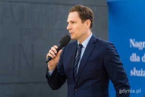 Mężczyzna w garniturze z mikrofonem