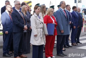 Druga część uroczystości z okazji 100-lecia Urzędu Celnego. W uroczystościach wzięli udział m.in.: minister Marcin Łoboda, wicewojewoda pomorski Emil Rojek, członek zarządu województwa pomorskiego Agnieszka Baranowska, prezydent Gdyni Aleksandra Kosiorek, prezes Portu Gdynia Piotr Gorzeński, wiceprezeska Portu Gdynia Katarzyna Gruszecka-Spychała (fot. Magdalena Starnawska) 