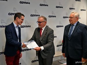 Prezydent wręcza wyróżnienie Pawłowi Wróblowi - jednemu z laureatów konkursu na najlepszą pracę dyplomową poświęconą tematyce rozwoju gospodarczego. Obok prof. dr hab. Tadeusz Palmowski z Zakładu Rozwoju Regionalnego Instytutu Geografii Społeczno-Ekonomicznej i Gospodarki Przestrzennej na Wydziale Nauk Społecznych Uniwersytetu Gdańskiego