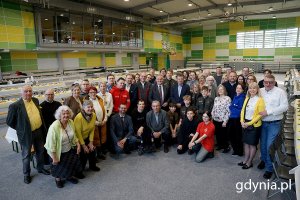 Śniadanie wielkanocne to wysiłek i praca wielu osób. Na wspólnym zdjęciu m.in. prezydent Wojciech Szczurek, poseł Jacek Karnowski, wiceprezydenci Michał Guć i Marek Łucyk oraz reprezentanci Rady Miasta Gdyni: przewodnicząca Joanna Zielińska, wiceprzewodniczący Jakub Ubych radni: Anna Szpajer, Elżbieta Raczyńska, Lechosław Dzierżak, Zenon Roda, Jakub Furkal, a także Bożena Zglińska, dyrektorka CAS, pracownicy i wolontariusze CAS, harcerze oraz wszyscy ludzie dobrej woli, którzy zadbali o gości. Fot. Mirosław Pieślak