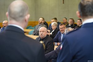 Uczestnicy akcji &bdquo;100 litr&oacute;w krwi na 100-lecie Gdyni&rdquo; w sali obrad