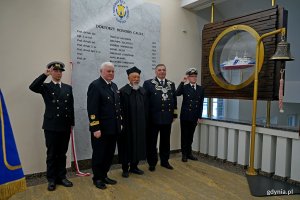 Od prawej: prof. dr hab. inż. kpt. ż. w. Adam Weintrit &ndash; rektor Uniwersytetu Morskiego w Gdyni, dr Yohei Sasakawa i laudator oraz promotor doktoratu prof. dr hab. inż. Janusz Mindykowski przy tablicy pamiątkowej