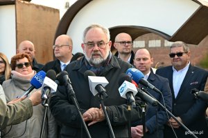 Poseł Piotr Adamowicz w towarzystwie parlamentarzystów i samorządowców z Pomorza podczas briefingu na temat ustawy metropolitalnej 